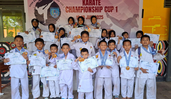 Borong 45 Medali, SDIT Wahdah Islamiyah Sinjai Unjuk Prestasi di Kejuaraan Karate Inkai Smanel Cup 1